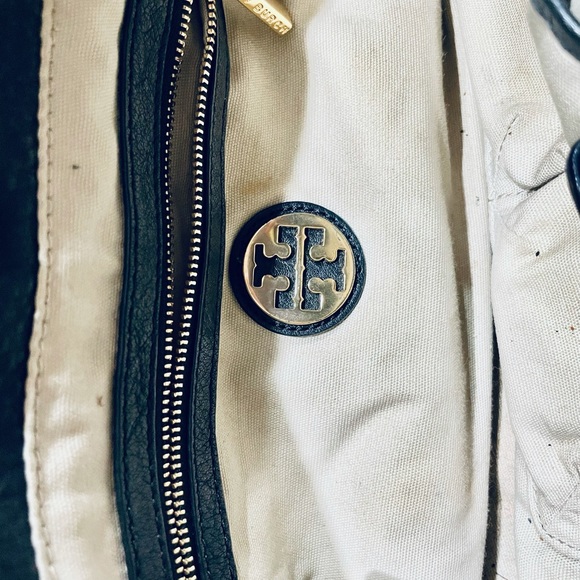 Tory Burch Amanda Classic Hobo - Picture 4 of 6
